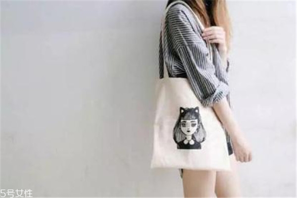 女生包包應該怎么選 三款搭遍所有衣服 女生包包應該怎么選 三款搭遍所有衣服
