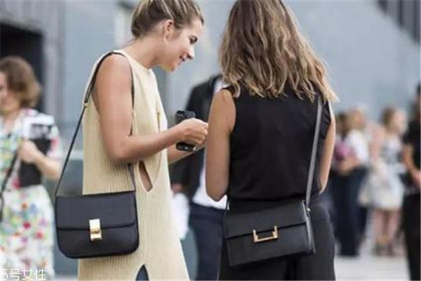 女生包包應該怎么選 三款搭遍所有衣服 女生包包應該怎么選 三款搭遍所有衣服
