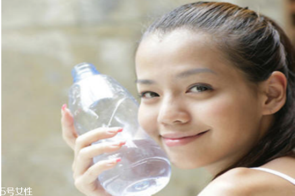 臉部肌膚怎么保養(yǎng) 臉部肌膚基礎(chǔ)保養(yǎng)方法 臉部肌膚怎么保養(yǎng) 臉部肌膚基礎(chǔ)保養(yǎng)方法