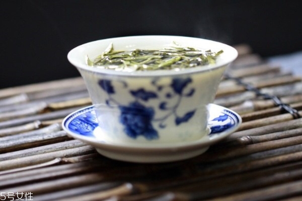 白茶是發(fā)酵茶嗎 屬于微發(fā)酵茶 白茶是發(fā)酵茶嗎 屬于微發(fā)酵茶