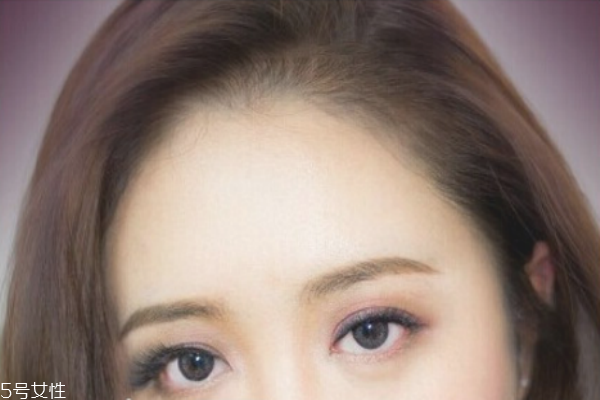 簡(jiǎn)單基礎(chǔ)妝容步驟 秋冬職場(chǎng)眼妝教程 簡(jiǎn)單基礎(chǔ)妝容步驟 秋冬職場(chǎng)眼妝教程