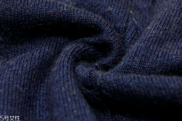 羊絨混紡會起球嗎 保養(yǎng)措施很重要 羊絨混紡會起球嗎 保養(yǎng)措施很重要