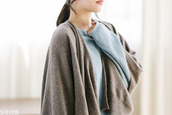 羊絨混紡會起球嗎 保養(yǎng)措施很重要 羊絨混紡會起球嗎 保養(yǎng)措施很重要