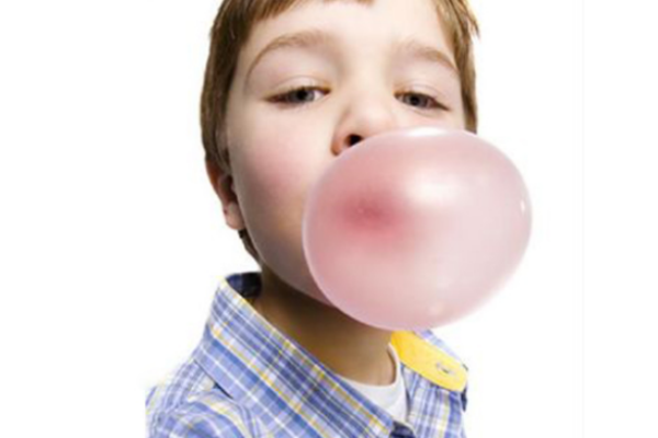 寶寶把口香糖吞下去了怎么辦 寶寶噎著急救方法 寶寶把口香糖吞下去了怎么辦 寶寶噎著急救方法