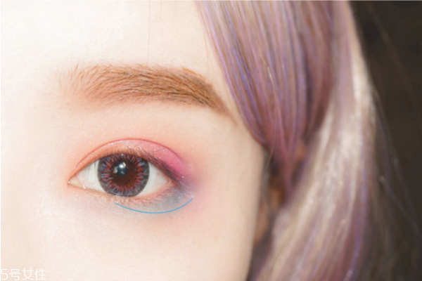 圣誕節(jié)妝容教程圖片 圣誕創(chuàng)意妝容畫法 圣誕節(jié)妝容教程圖片 圣誕創(chuàng)意妝容畫法