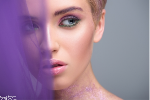 圣誕節(jié)妝容教程圖片 圣誕創(chuàng)意妝容畫法 圣誕節(jié)妝容教程圖片 圣誕創(chuàng)意妝容畫法