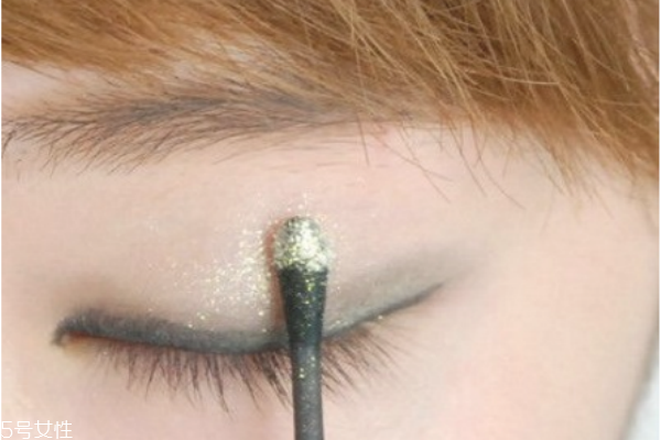 圣誕節(jié)妝容教程圖片 圣誕創(chuàng)意妝容畫法 圣誕節(jié)妝容教程圖片 圣誕創(chuàng)意妝容畫法