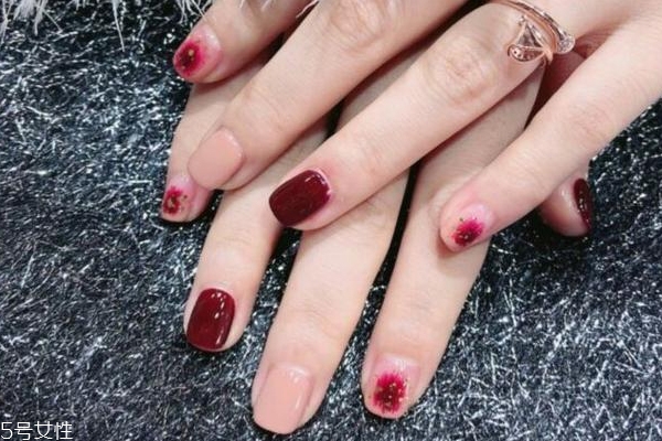 秋季車厘子紅美甲款式 讓指尖溫柔似水 秋季車厘子紅美甲款式 讓指尖溫柔似水