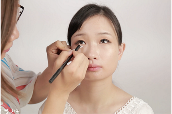 怎么畫性感的妝容 性感風(fēng)的妝容教程 怎么畫性感的妝容 性感風(fēng)的妝容教程