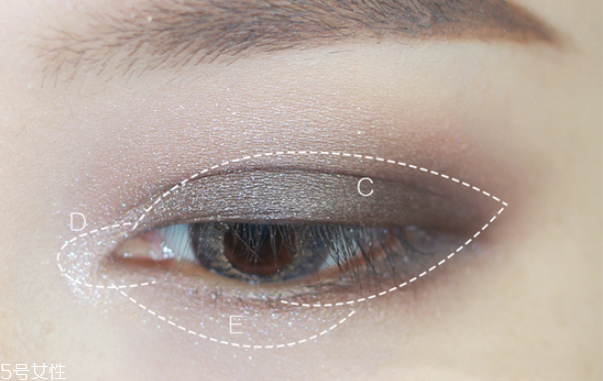 紅色眼影妝容畫法 冷艷混血大眼妝教程 紅色眼影妝容畫法 冷艷混血大眼妝教程