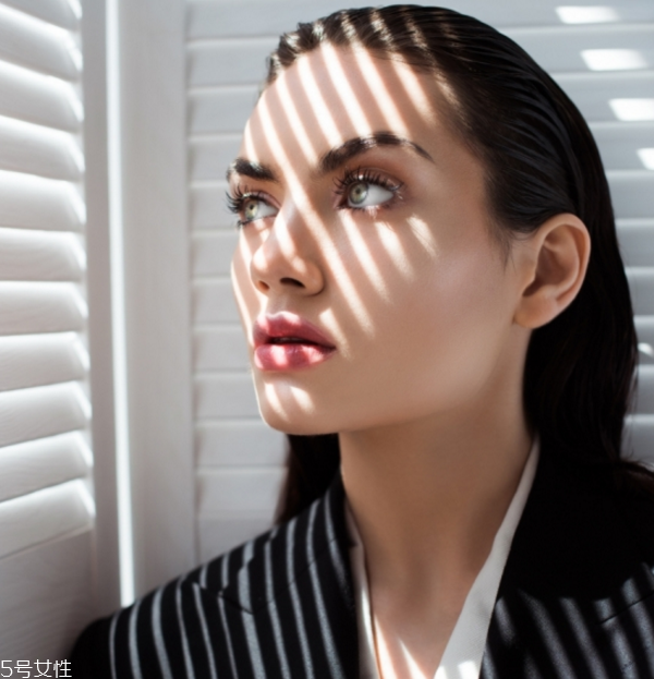 紅色眼影妝容畫法 冷艷混血大眼妝教程 紅色眼影妝容畫法 冷艷混血大眼妝教程