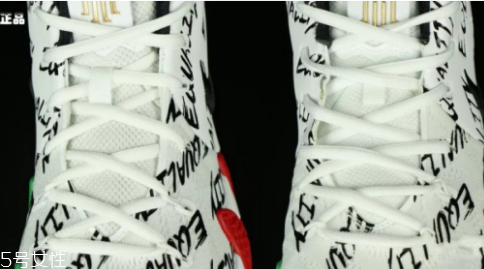 耐克kyrie 4歐文4黑人月真假對(duì)比 假貨相差很遠(yuǎn) 耐克kyrie 4歐文4黑人月真假對(duì)比 假貨相差很遠(yuǎn)