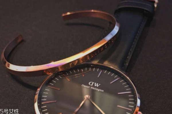 dw手鐲怎么戴 這樣佩戴才正確 dw手鐲怎么戴 這樣佩戴才正確
