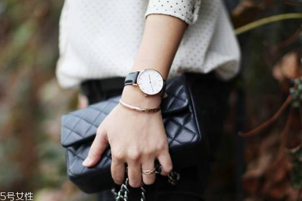 dw手鐲真假辨別 細(xì)節(jié)要看清 dw手鐲真假辨別 細(xì)節(jié)要看清