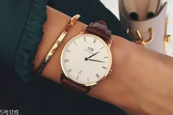dw手鐲真假辨別 細(xì)節(jié)要看清 dw手鐲真假辨別 細(xì)節(jié)要看清