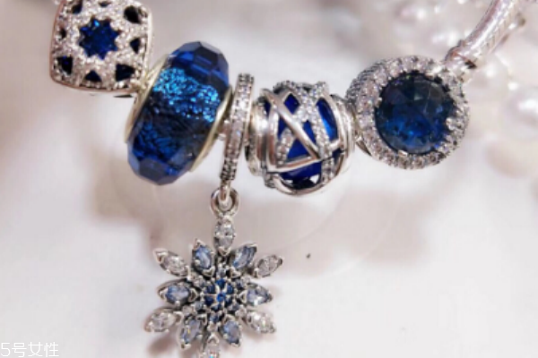 潘多拉雪花吊墜的寓意 純潔優(yōu)雅的氣質 潘多拉雪花吊墜的寓意 純潔優(yōu)雅的氣質