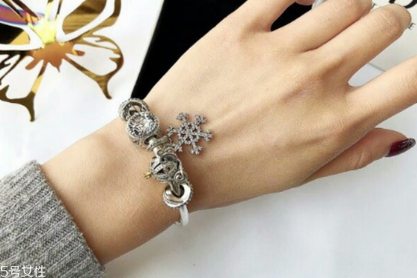 潘多拉雪花吊墜的寓意 純潔優(yōu)雅的氣質 潘多拉雪花吊墜的寓意 純潔優(yōu)雅的氣質
