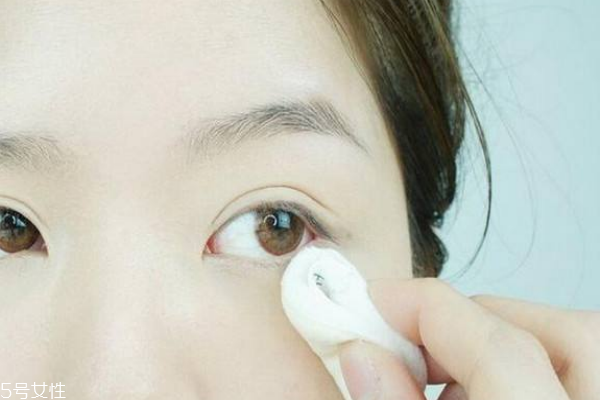 化妝掉粉怎么辦 5招遠(yuǎn)離尷尬底妝 化妝掉粉怎么辦 5招遠(yuǎn)離尷尬底妝