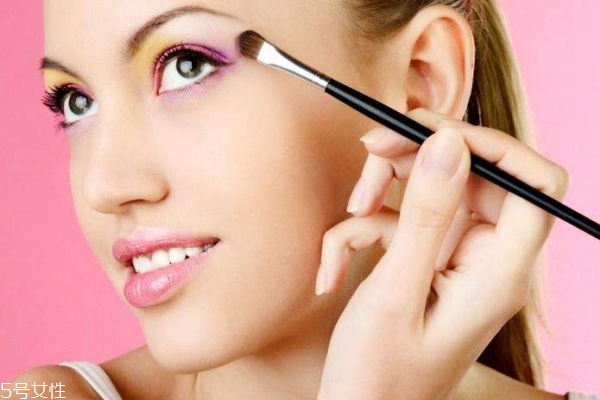 化妝掉粉怎么辦 5招遠(yuǎn)離尷尬底妝 化妝掉粉怎么辦 5招遠(yuǎn)離尷尬底妝