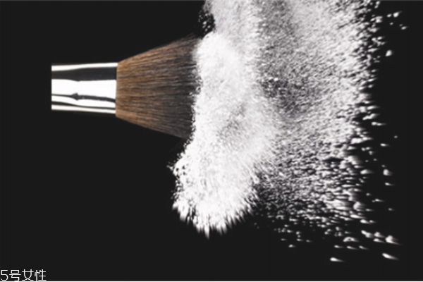 粉底和散粉的區(qū)別 不要傻傻分不清楚 粉底和散粉的區(qū)別 不要傻傻分不清楚