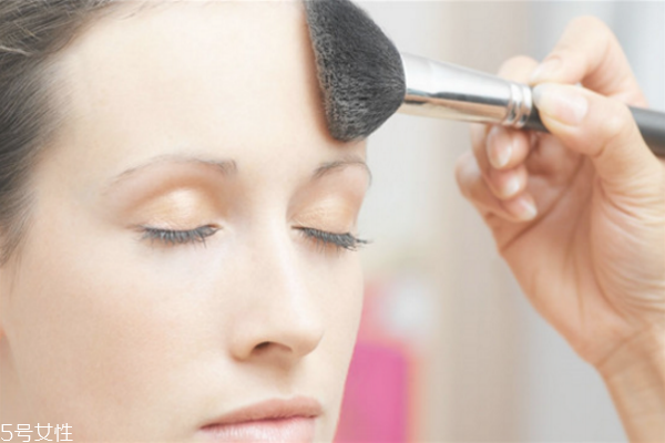 粉底和散粉的區(qū)別 不要傻傻分不清楚 粉底和散粉的區(qū)別 不要傻傻分不清楚