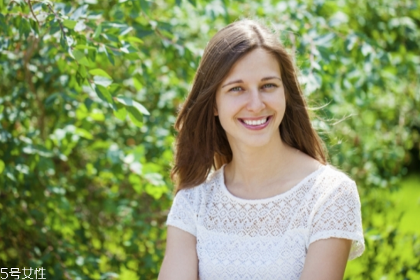 怎么打粉底最自然 拇指上粉底效果好 怎么打粉底最自然 拇指上粉底效果好