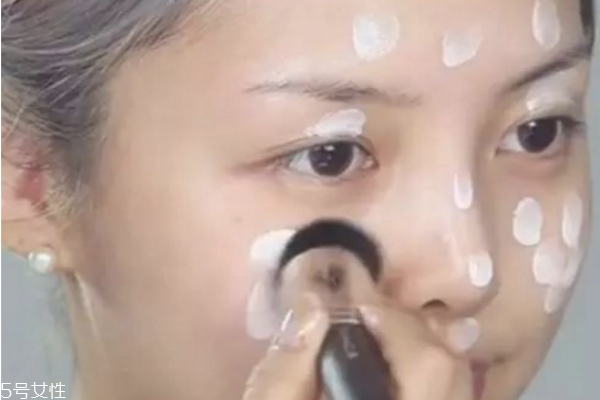 怎么打粉底最自然 拇指上粉底效果好 怎么打粉底最自然 拇指上粉底效果好