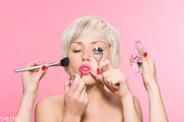 怎么打粉底最自然 拇指上粉底效果好 怎么打粉底最自然 拇指上粉底效果好