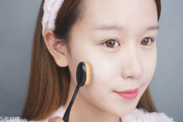 怎么打粉底最自然 拇指上粉底效果好 怎么打粉底最自然 拇指上粉底效果好