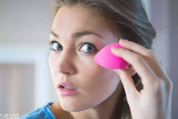 怎么打粉底最自然 拇指上粉底效果好 怎么打粉底最自然 拇指上粉底效果好