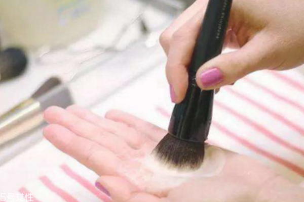 怎么打粉底最自然 拇指上粉底效果好 怎么打粉底最自然 拇指上粉底效果好