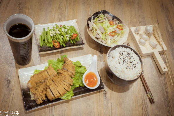 午餐應(yīng)該吃什么最有營養(yǎng) 正確飲食要知曉 午餐應(yīng)該吃什么最有營養(yǎng) 正確飲食要知曉