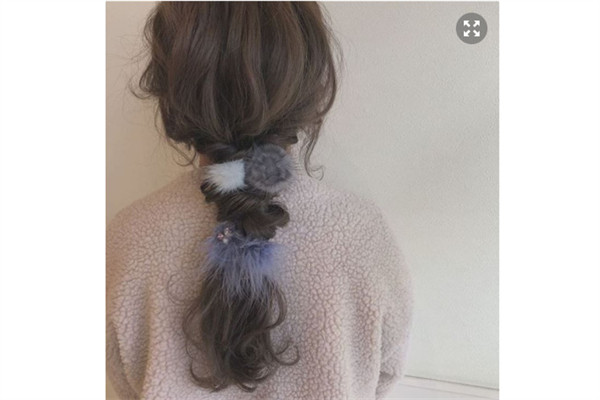 女生長發(fā)低馬尾發(fā)型怎么扎 女生長發(fā)低馬尾發(fā)型怎么扎