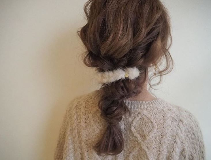 女生長發(fā)低馬尾發(fā)型怎么扎 女生長發(fā)低馬尾發(fā)型怎么扎