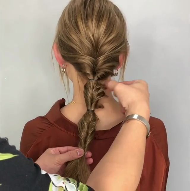 女生長發(fā)低馬尾發(fā)型怎么扎 女生長發(fā)低馬尾發(fā)型怎么扎