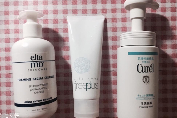 洗面奶和潔面乳有什么區(qū)別 3點不同了解一下 洗面奶和潔面乳有什么區(qū)別 3點不同了解一下