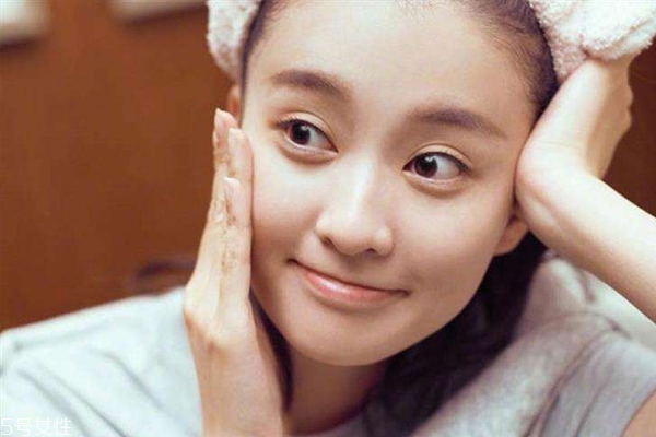 皮膚粗糙是要去角質(zhì)嗎 不過度就好 皮膚粗糙是要去角質(zhì)嗎 不過度就好