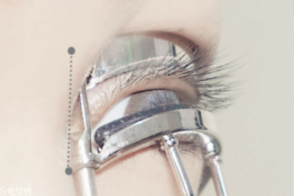 刷睫毛膏有什么壞處 經(jīng)常涂睫毛膏的危害 刷睫毛膏有什么壞處 經(jīng)常涂睫毛膏的危害