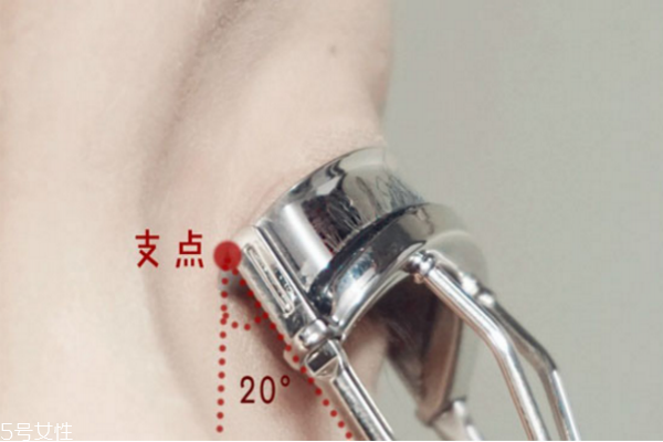 刷睫毛膏有什么壞處 經(jīng)常涂睫毛膏的危害 刷睫毛膏有什么壞處 經(jīng)常涂睫毛膏的危害