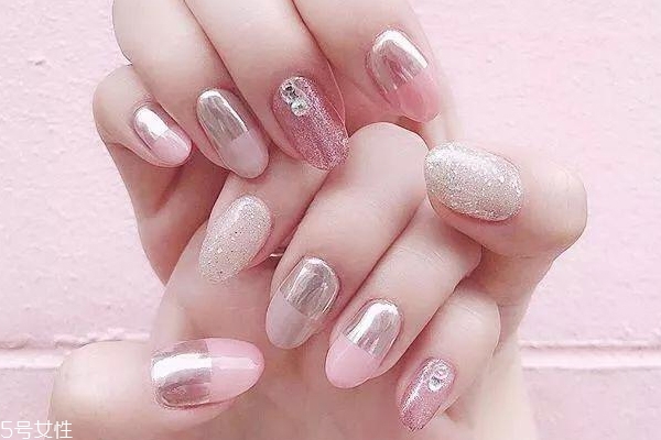 6款時(shí)尚輕奢美甲照片 讓你的手指變得矜貴 6款時(shí)尚輕奢美甲照片 讓你的手指變得矜貴