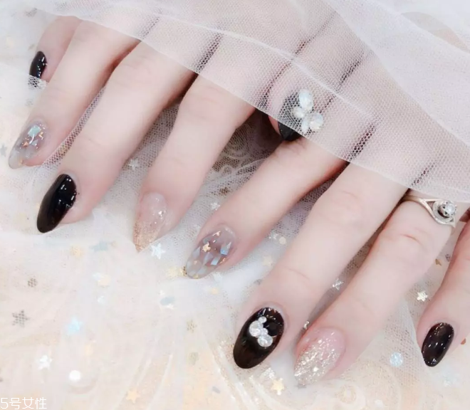 6款時(shí)尚輕奢美甲照片 讓你的手指變得矜貴 6款時(shí)尚輕奢美甲照片 讓你的手指變得矜貴