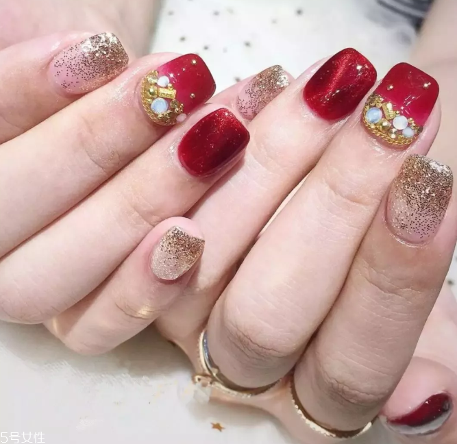 6款時(shí)尚輕奢美甲照片 讓你的手指變得矜貴 6款時(shí)尚輕奢美甲照片 讓你的手指變得矜貴