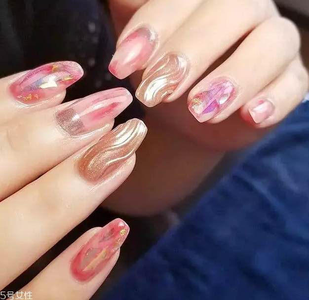 6款時(shí)尚輕奢美甲照片 讓你的手指變得矜貴 6款時(shí)尚輕奢美甲照片 讓你的手指變得矜貴