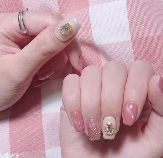 6款時(shí)尚輕奢美甲照片 讓你的手指變得矜貴 6款時(shí)尚輕奢美甲照片 讓你的手指變得矜貴