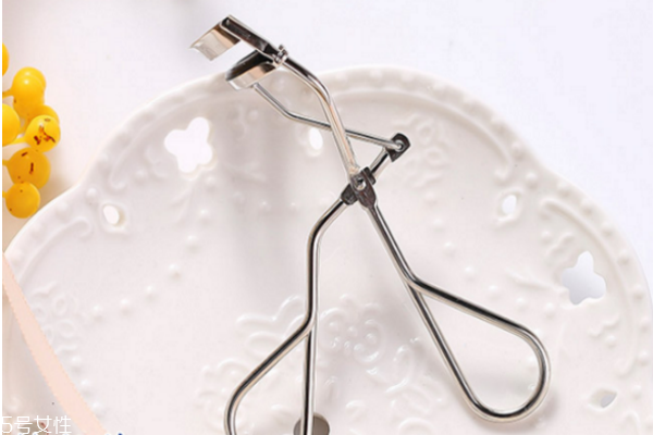 睫毛夾哪種適合新手 初學(xué)者必知眼部睫毛化妝技巧 睫毛夾哪種適合新手 初學(xué)者必知眼部睫毛化妝技巧