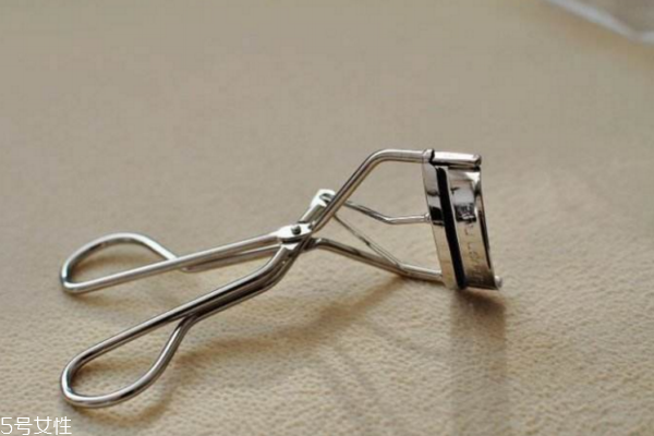睫毛夾哪種適合新手 初學(xué)者必知眼部睫毛化妝技巧 睫毛夾哪種適合新手 初學(xué)者必知眼部睫毛化妝技巧
