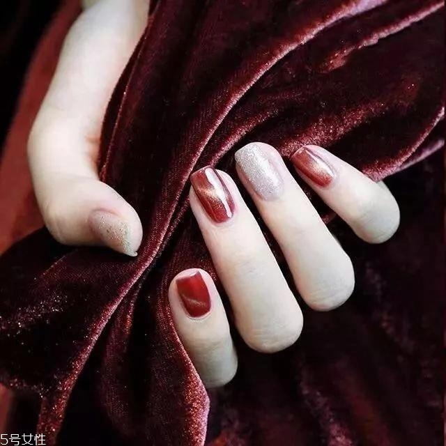 6款時(shí)尚輕奢美甲照片 讓你的手指變得矜貴 6款時(shí)尚輕奢美甲照片 讓你的手指變得矜貴