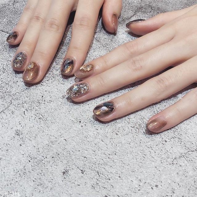 6款時(shí)尚輕奢美甲照片 讓你的手指變得矜貴 6款時(shí)尚輕奢美甲照片 讓你的手指變得矜貴