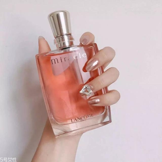 6款時(shí)尚輕奢美甲照片 讓你的手指變得矜貴 6款時(shí)尚輕奢美甲照片 讓你的手指變得矜貴