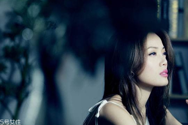 頭發(fā)粗染什么顏色好看 深色系能隱藏粗質(zhì)感 頭發(fā)粗染什么顏色好看 深色系能隱藏粗質(zhì)感